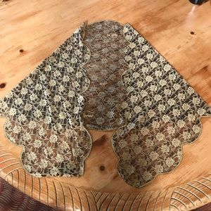 Vintage lace scarf / Mantilla